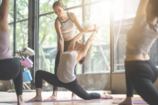 Un insegnante che presta massima attenzione all'allievo durante una sessione di Yoga