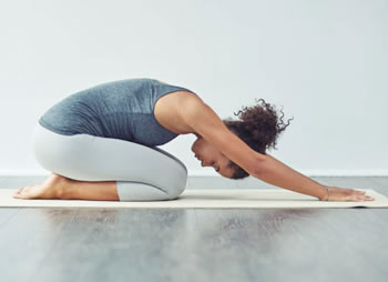 Una donna che pratica lo Yoga Flow